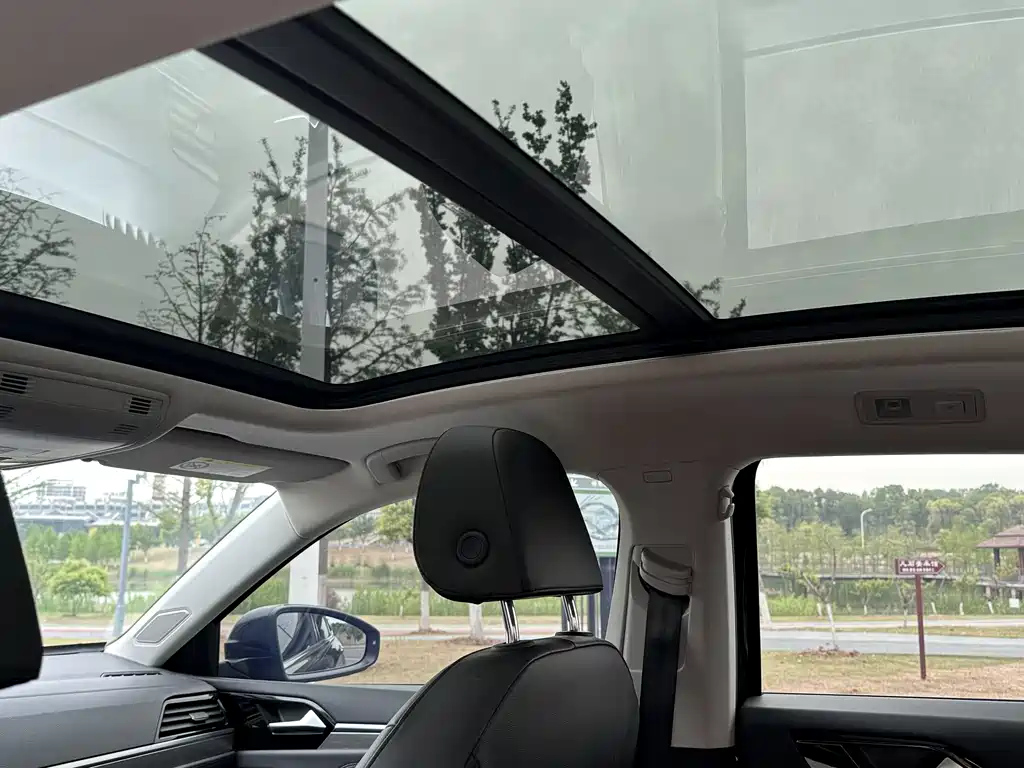 VOLKSWAGEN SAGITAR 2022