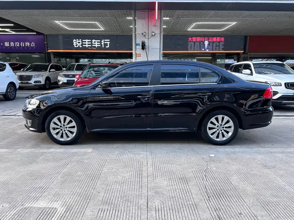 VOLKSWAGEN LAVIDA 2012