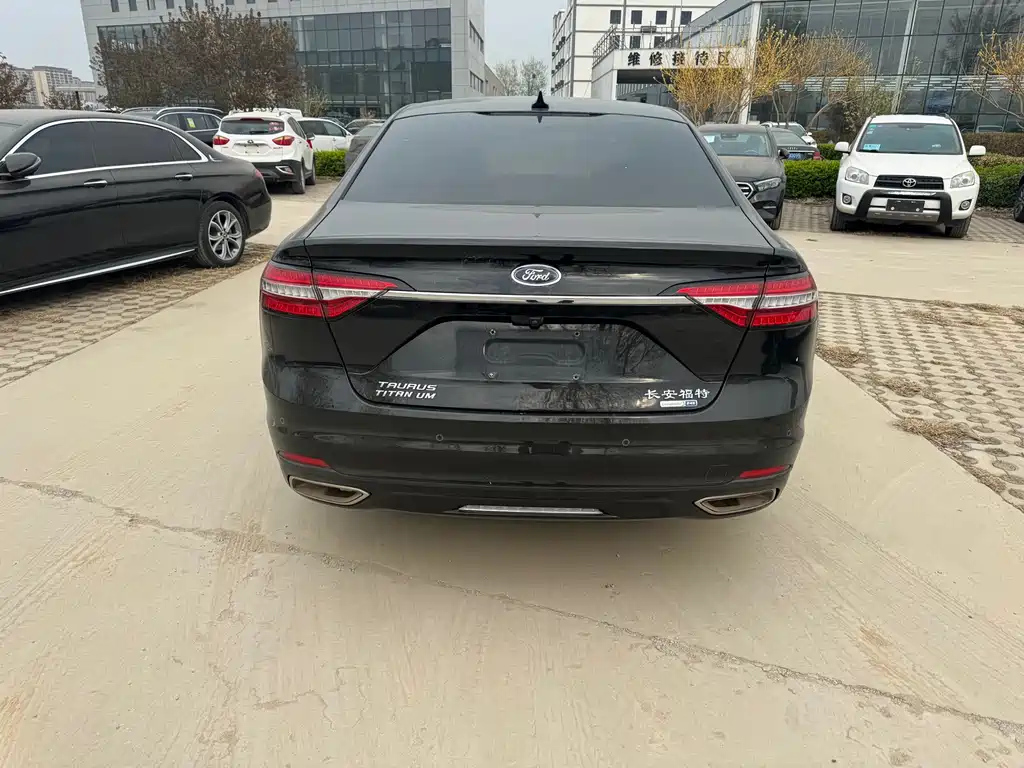 FORD TAURUS 2021