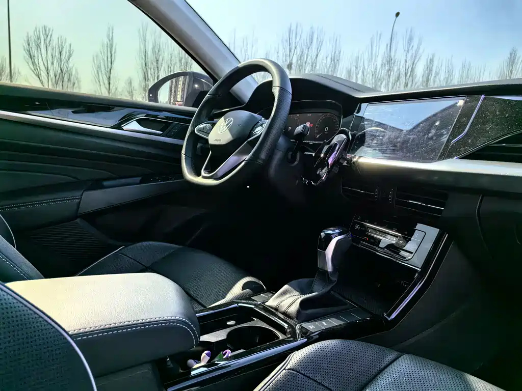 VOLKSWAGEN PASSAT 2023