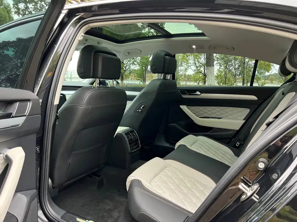 VOLKSWAGEN MAGOTAN 2023