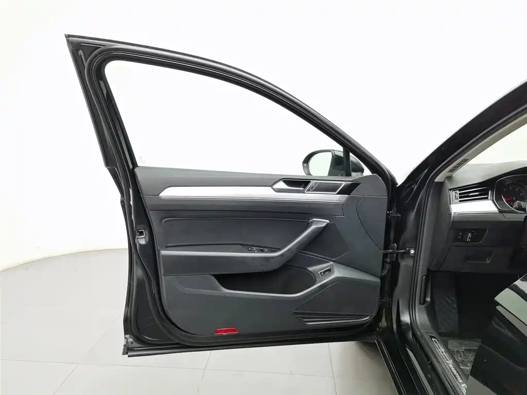 VOLKSWAGEN MAGOTAN 2018