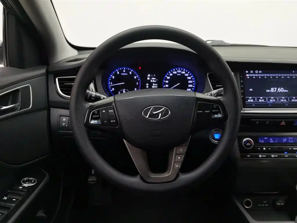 HYUNDAI MISTRA 2016