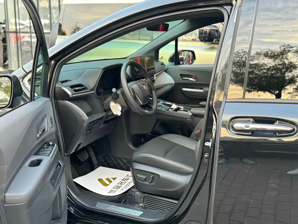 TOYOTA GRANVIA 2023