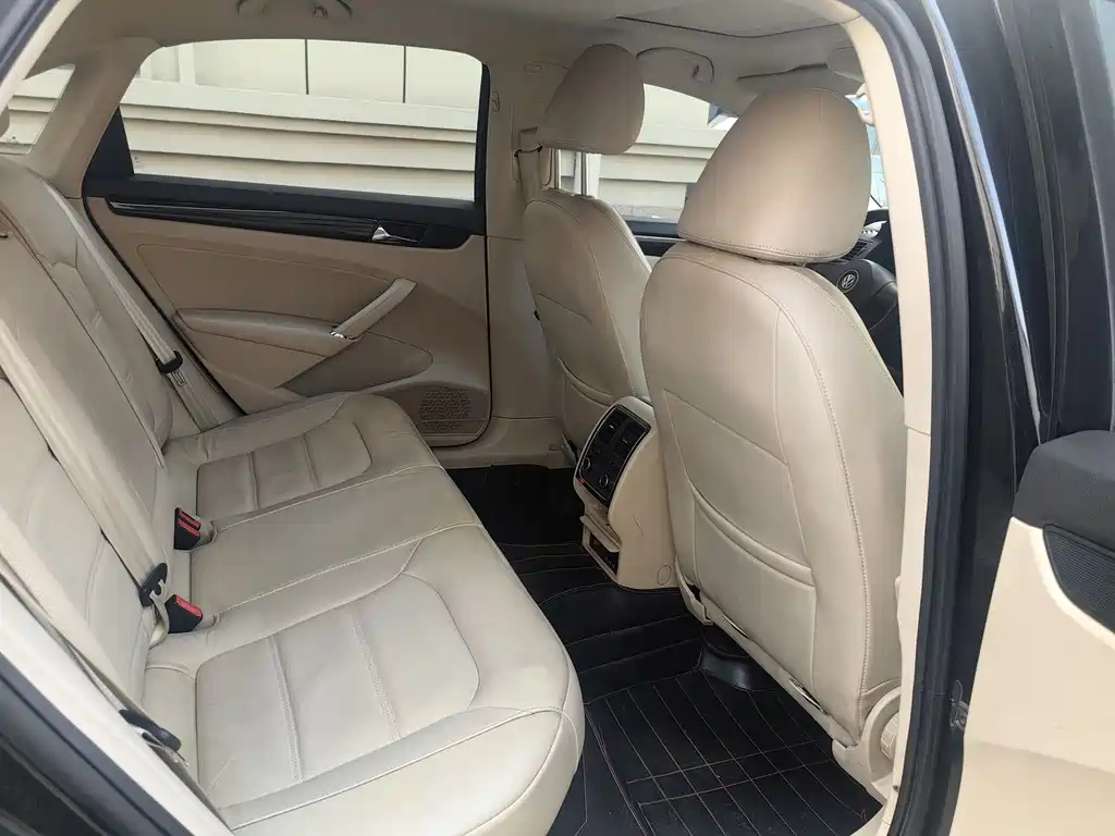 VOLKSWAGEN PASSAT 2013