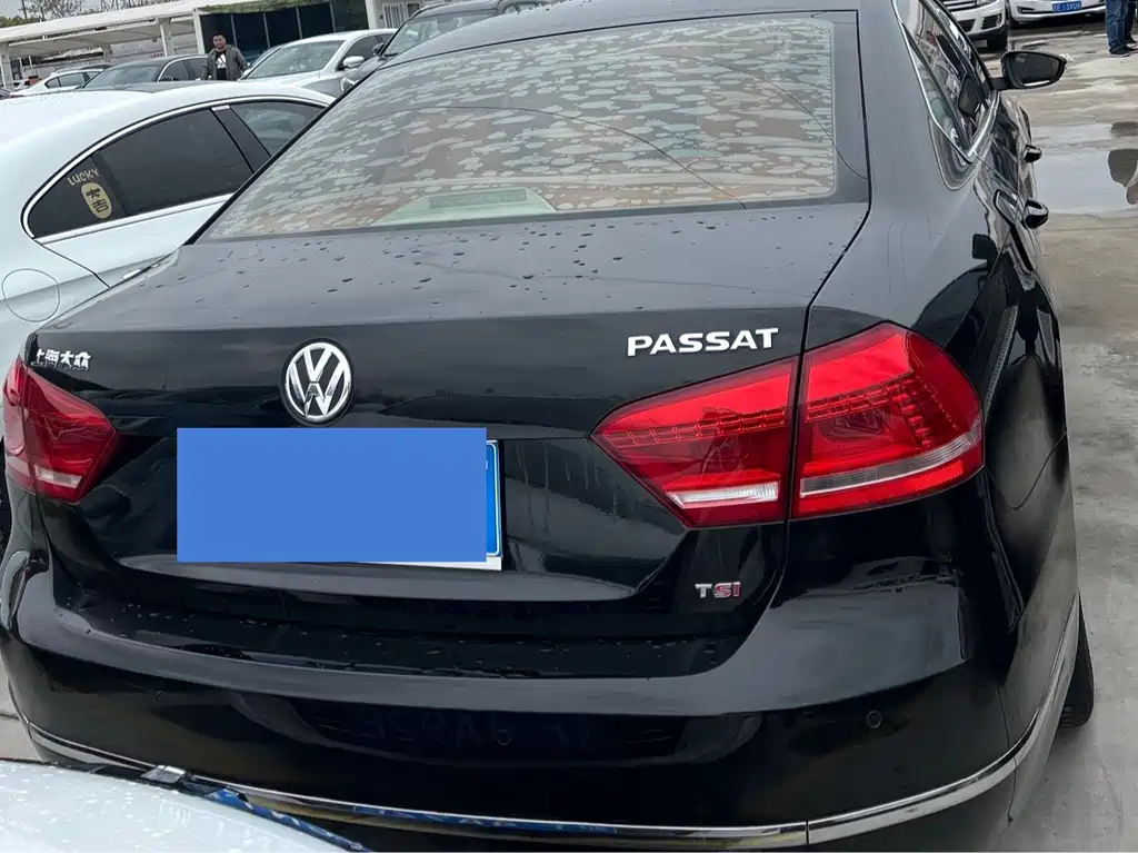 VOLKSWAGEN PASSAT 2012