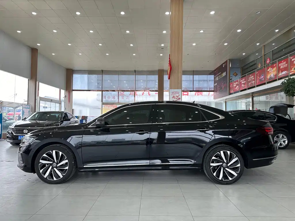 VOLKSWAGEN PASSAT 2023