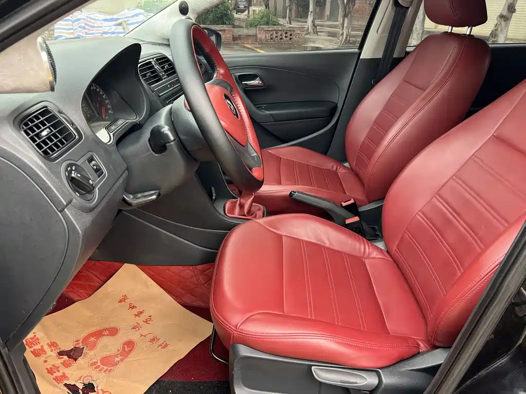 VOLKSWAGEN POLO 2015