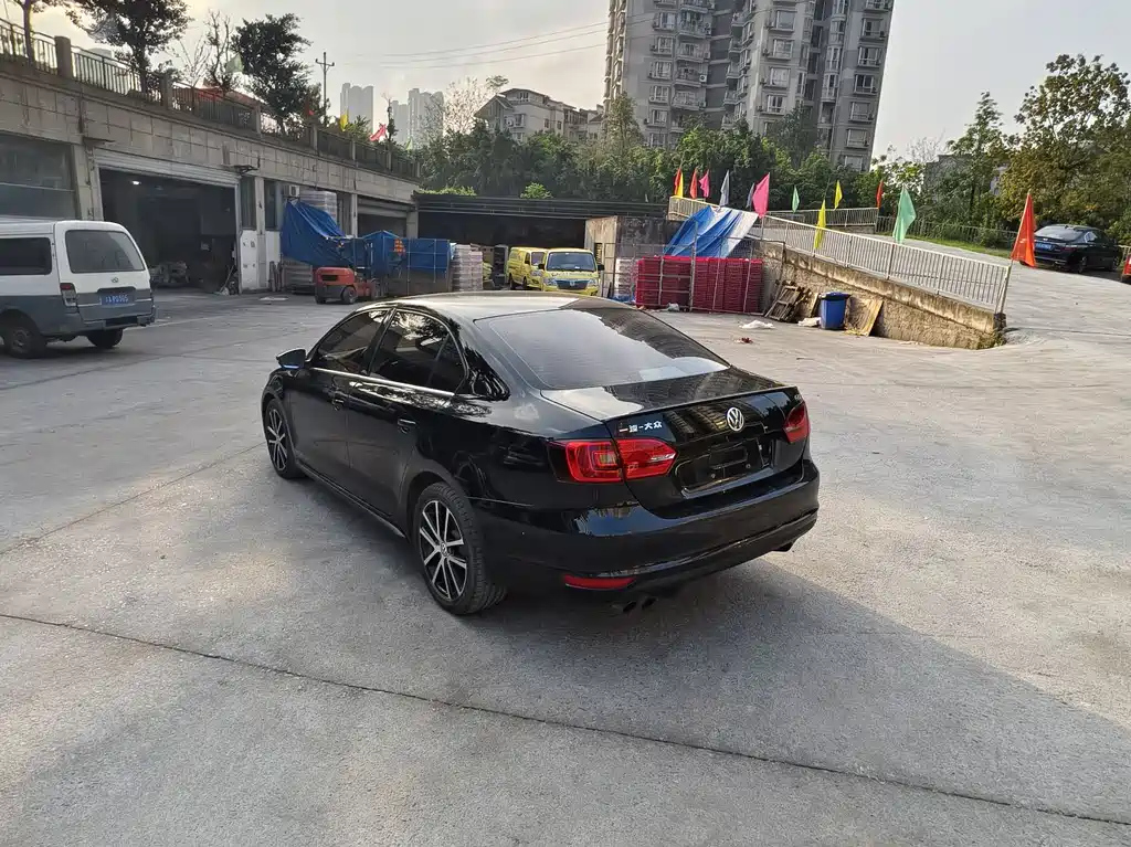 VOLKSWAGEN SAGITAR 2014