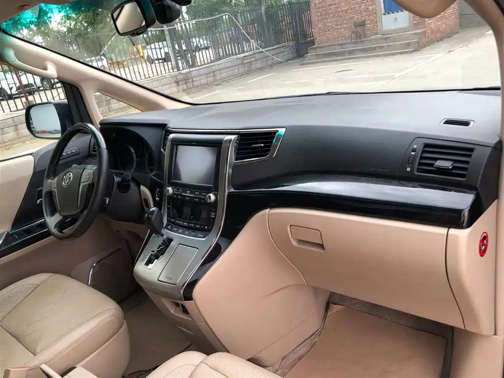 TOYOTA ALPHARD 2012