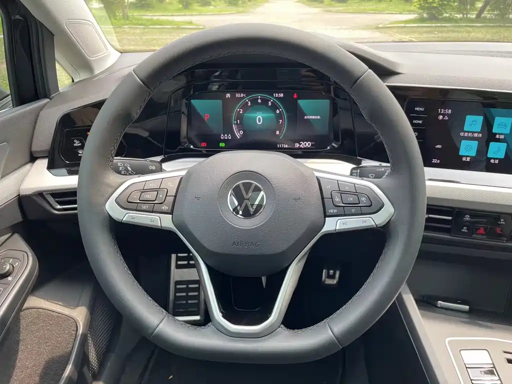 VOLKSWAGEN GOLF 2023