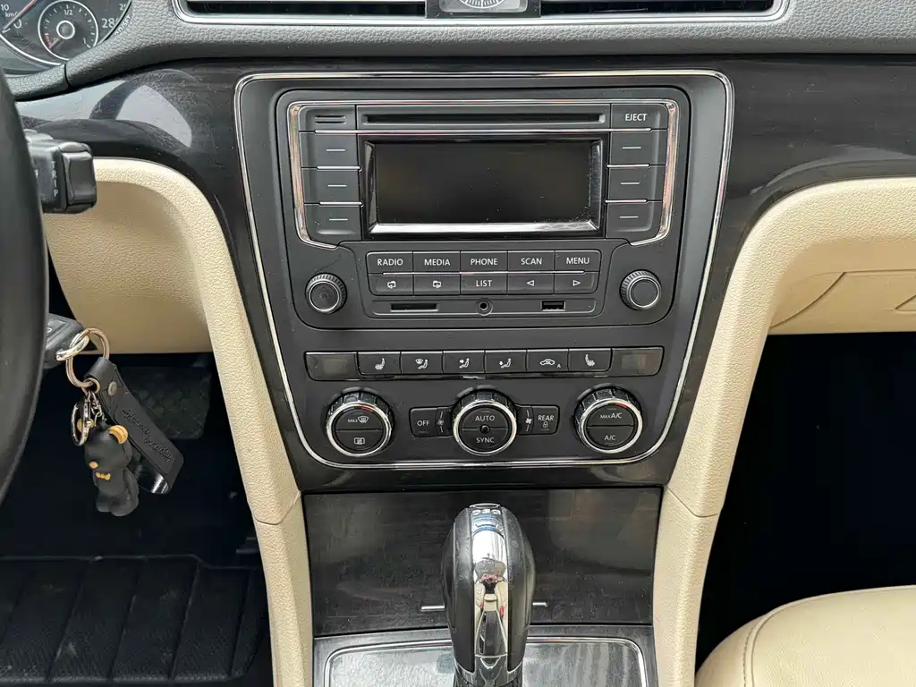 VOLKSWAGEN PASSAT 2013