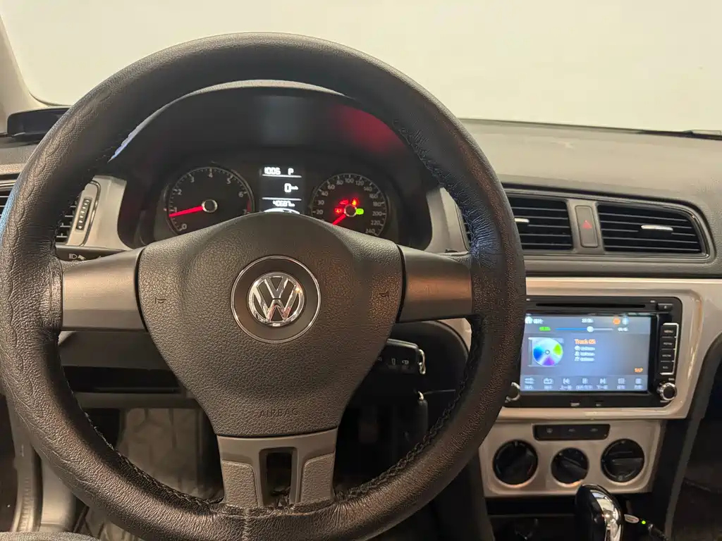 VOLKSWAGEN LAVIDA 2015