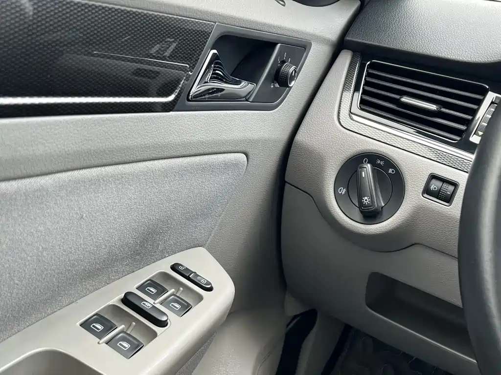 VOLKSWAGEN BORA 2015