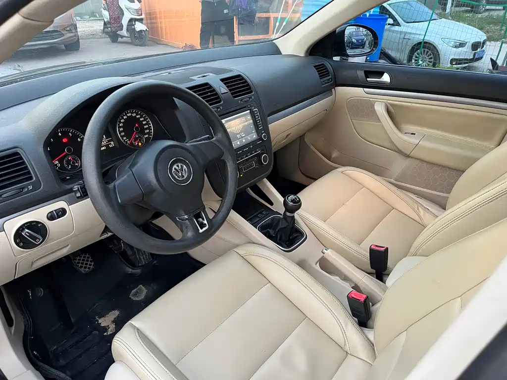 VOLKSWAGEN SAGITAR 2011