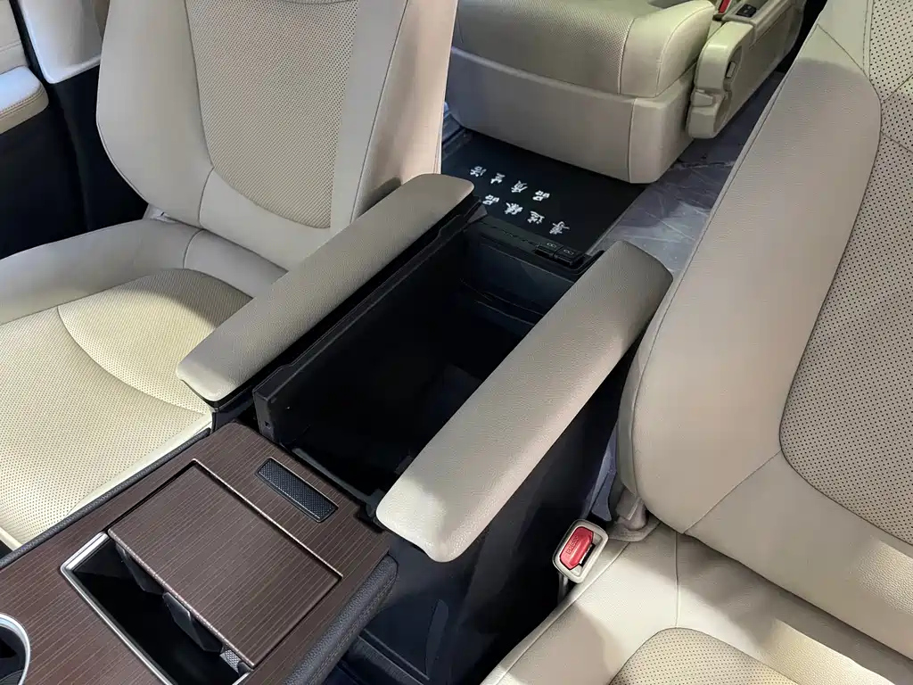 TOYOTA GRANVIA 2023