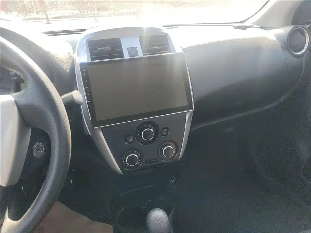 NISSAN SUNNY 2015