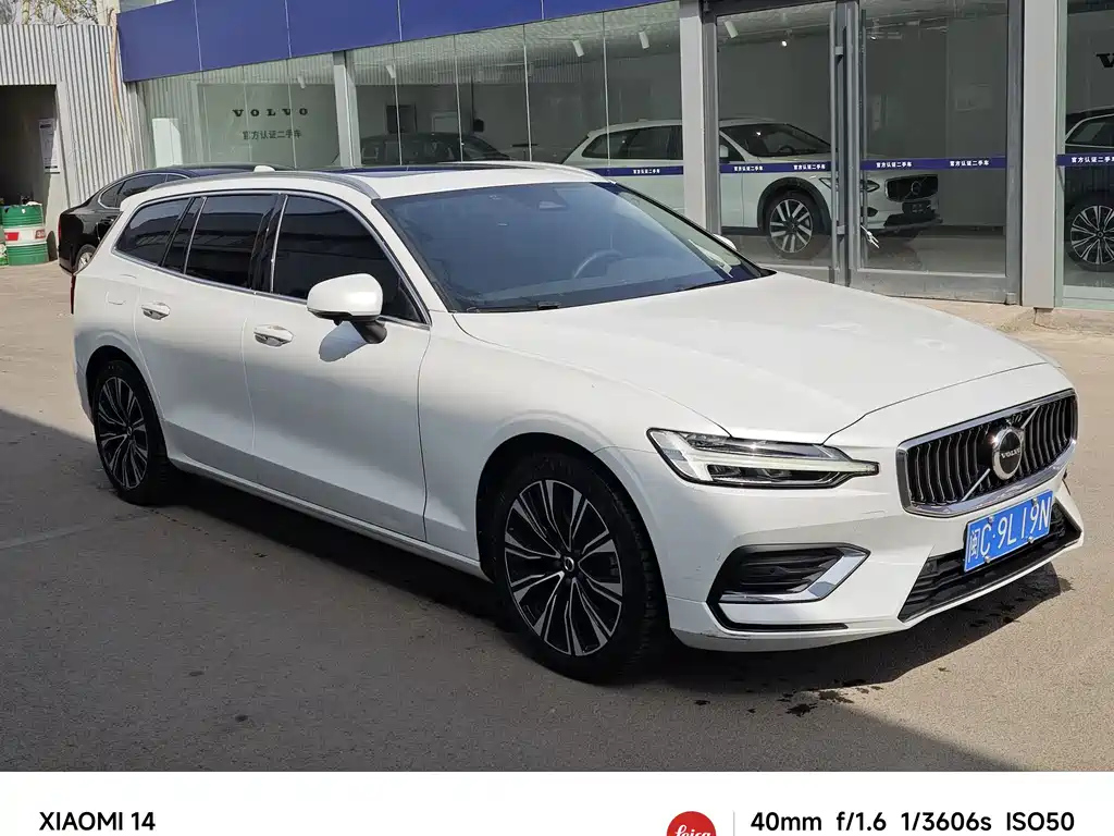 VOLVO V60 2023
