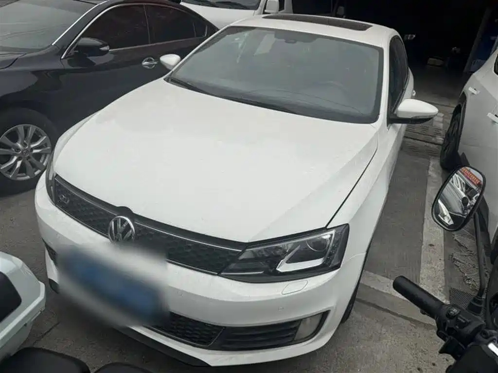 VOLKSWAGEN SAGITAR 2013