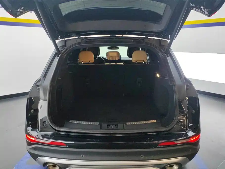 LINCOLN ADVENTURER 2021