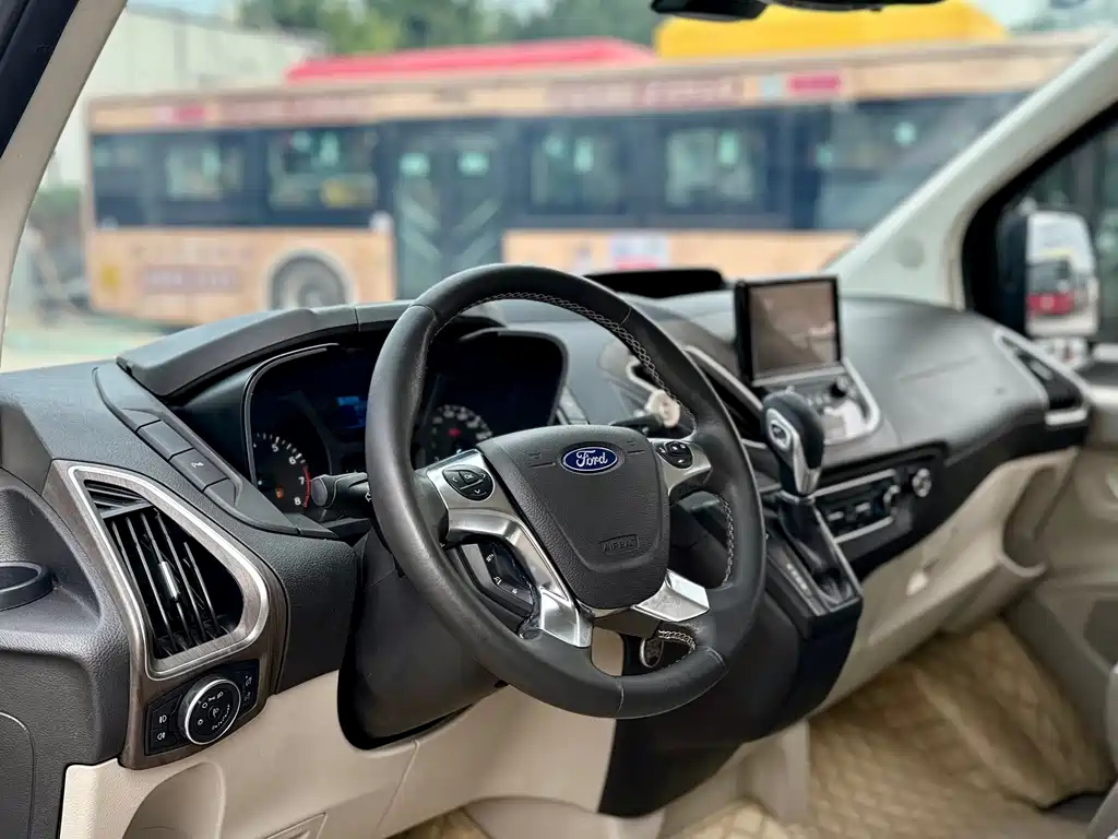 FORD TOUREO 2018