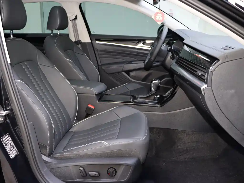 VOLKSWAGEN PASSAT 2024