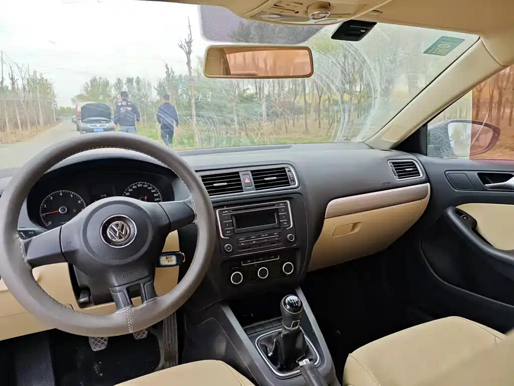 VOLKSWAGEN SAGITAR 2013