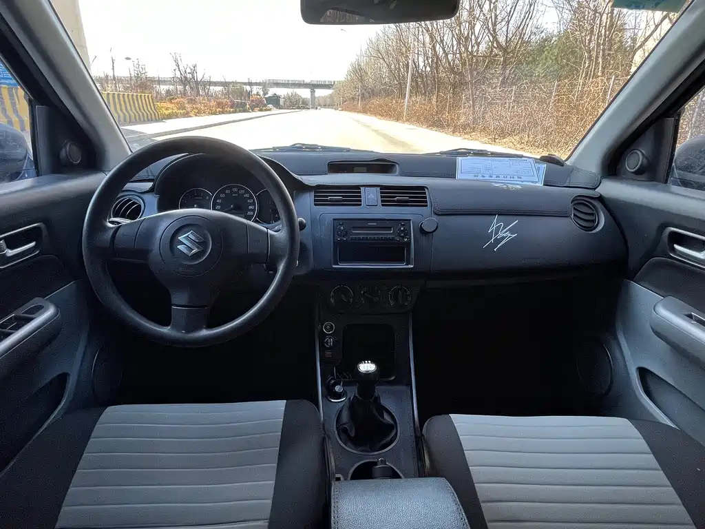 SUZUKI SWIFT 2015