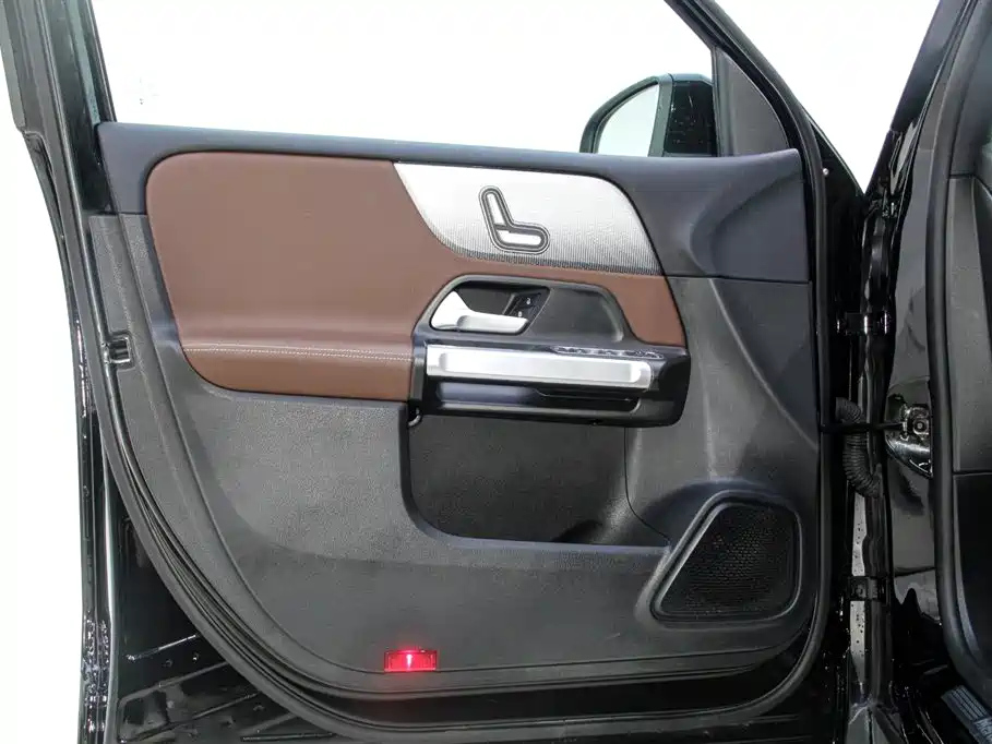 MERCEDES BENZ GLB 2023