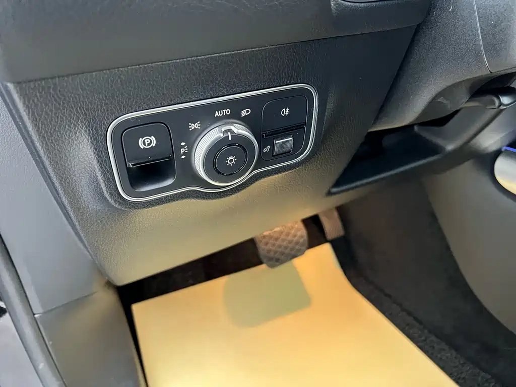 MERCEDES BENZ GLB 2023