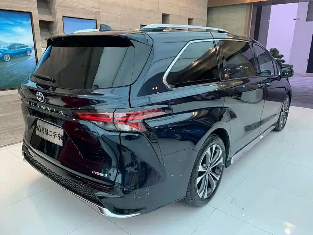 TOYOTA GRANVIA 2023