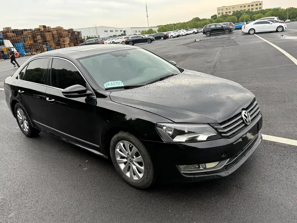 VOLKSWAGEN PASSAT 2013