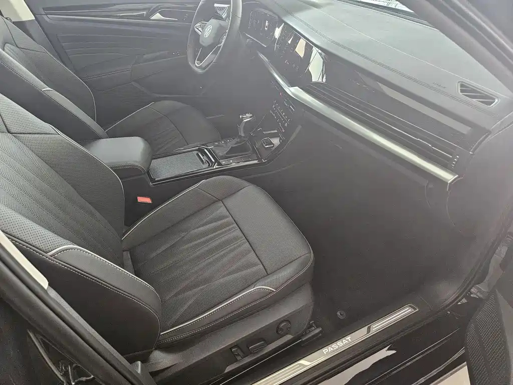 VOLKSWAGEN PASSAT 2023