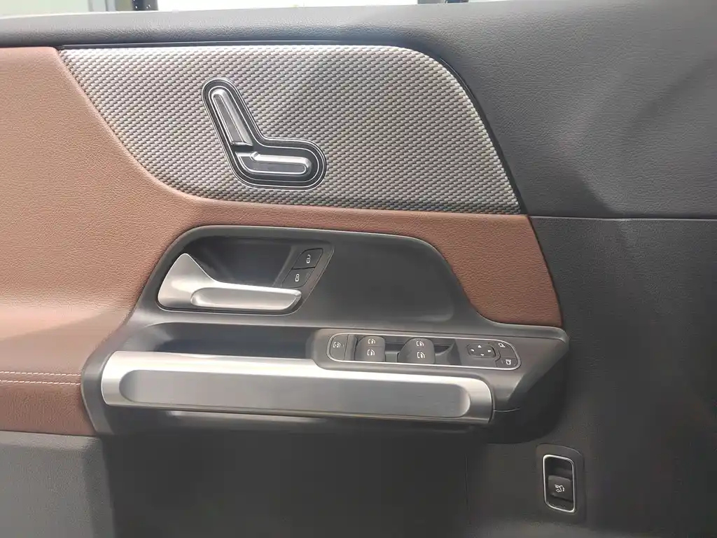 MERCEDES BENZ GLB 2024