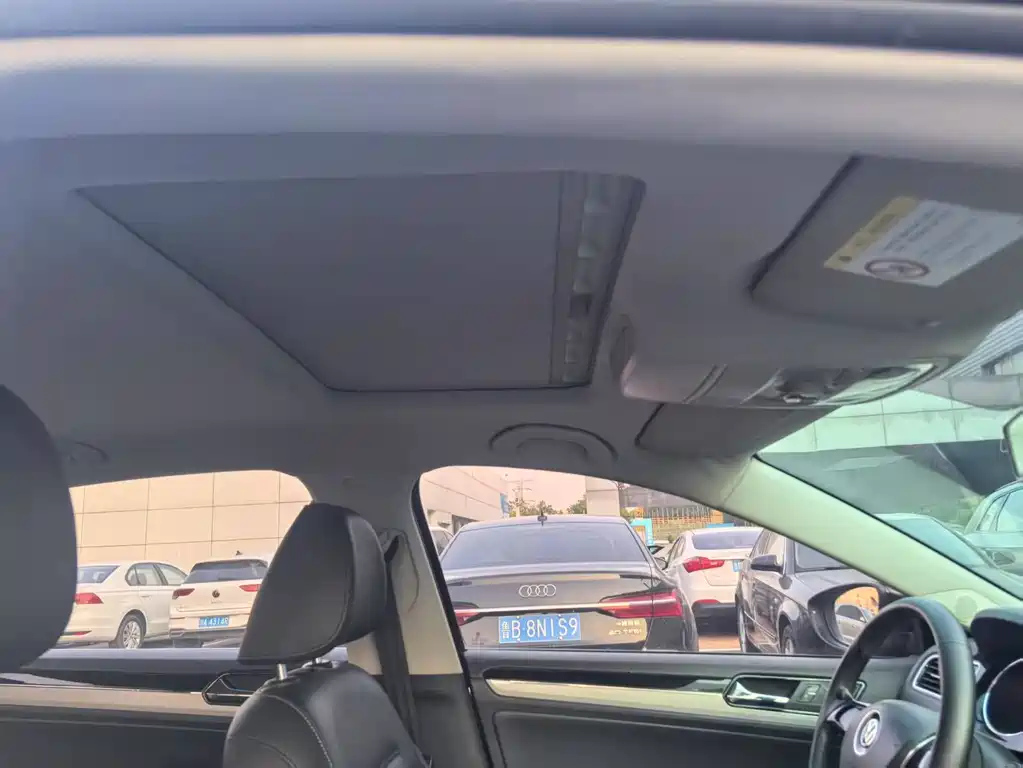VOLKSWAGEN SAGITAR 2015