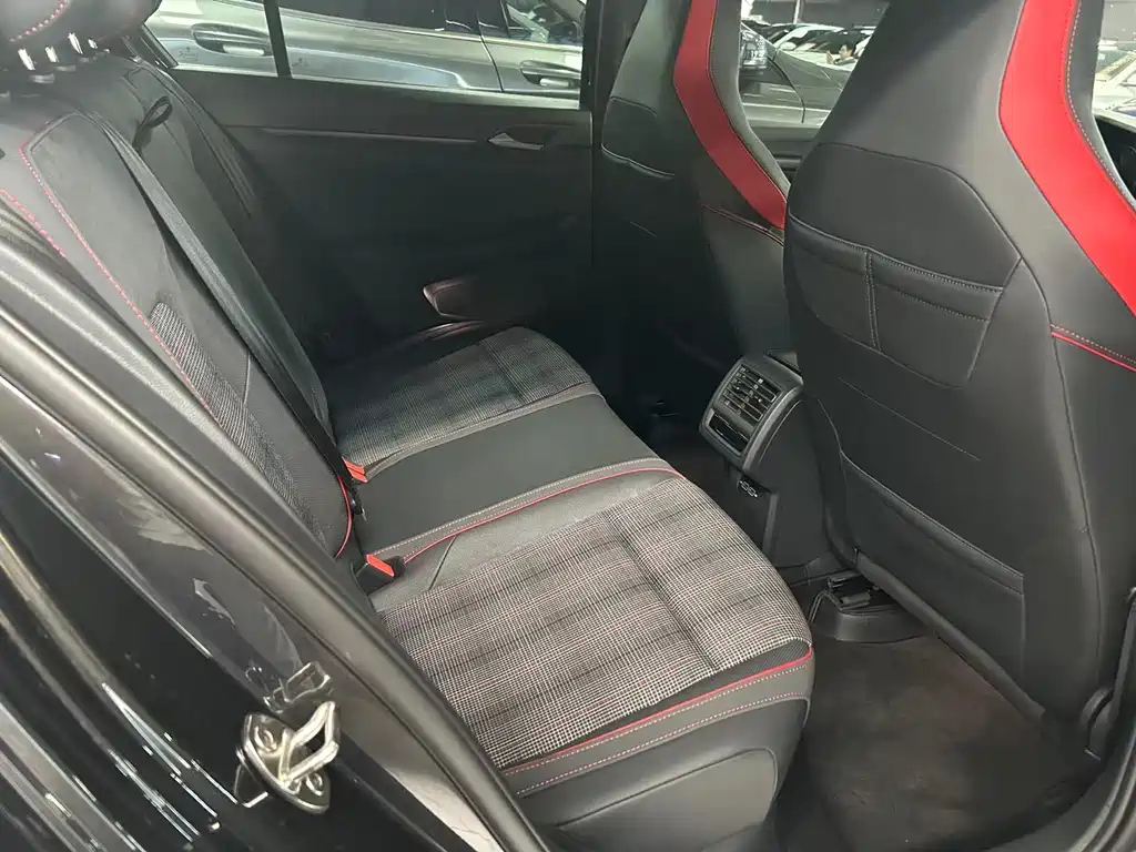VOLKSWAGEN GOLF 2022