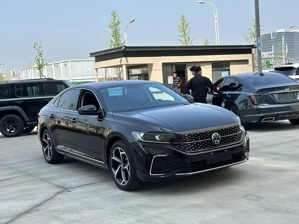 VOLKSWAGEN PASSAT 2023