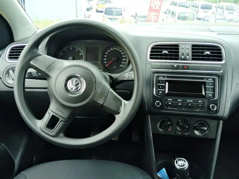 VOLKSWAGEN POLO 2013