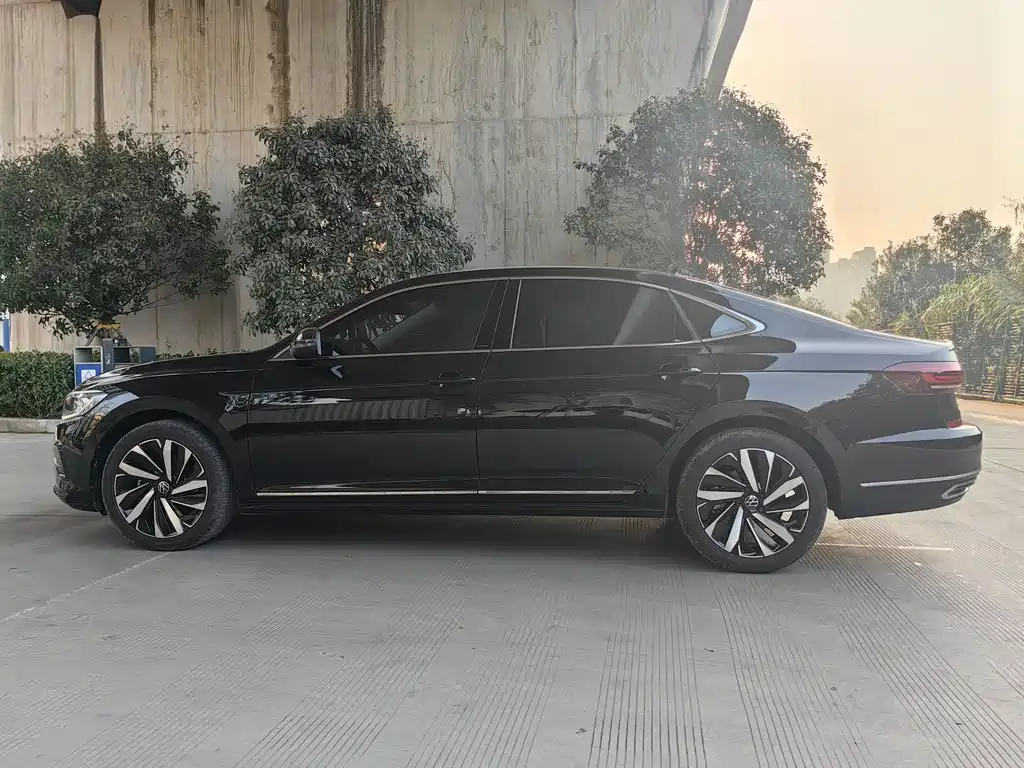 VOLKSWAGEN PASSAT 2023