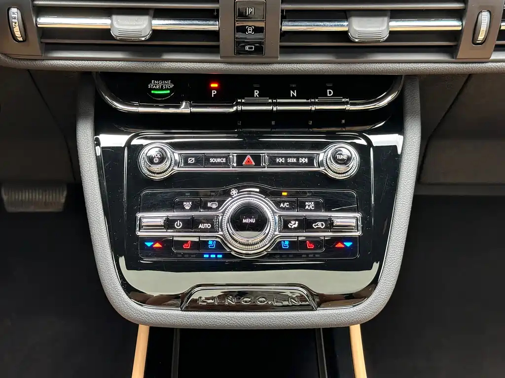 LINCOLN ADVENTURER 2021