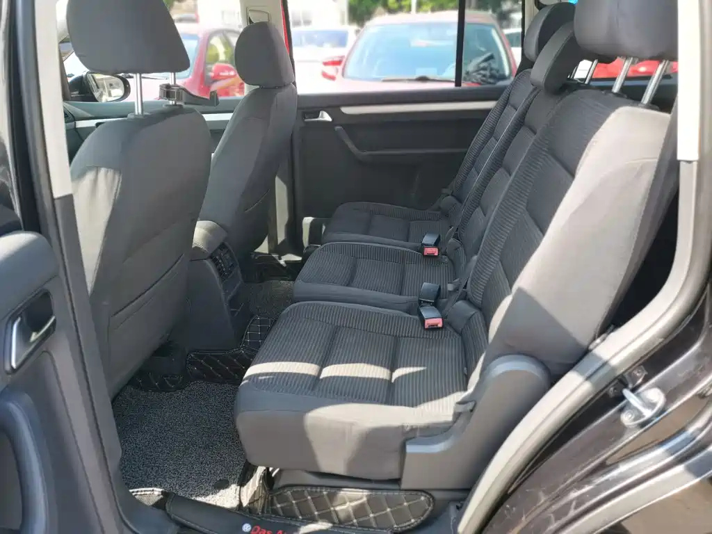 VOLKSWAGEN TOURAN 2013