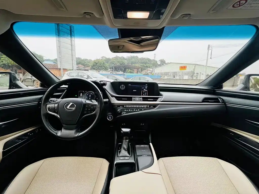 LEXUS ES 2020