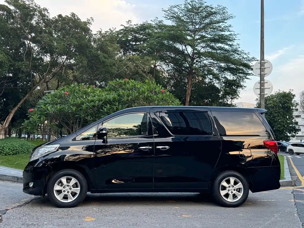 TOYOTA ALPHARD 2011