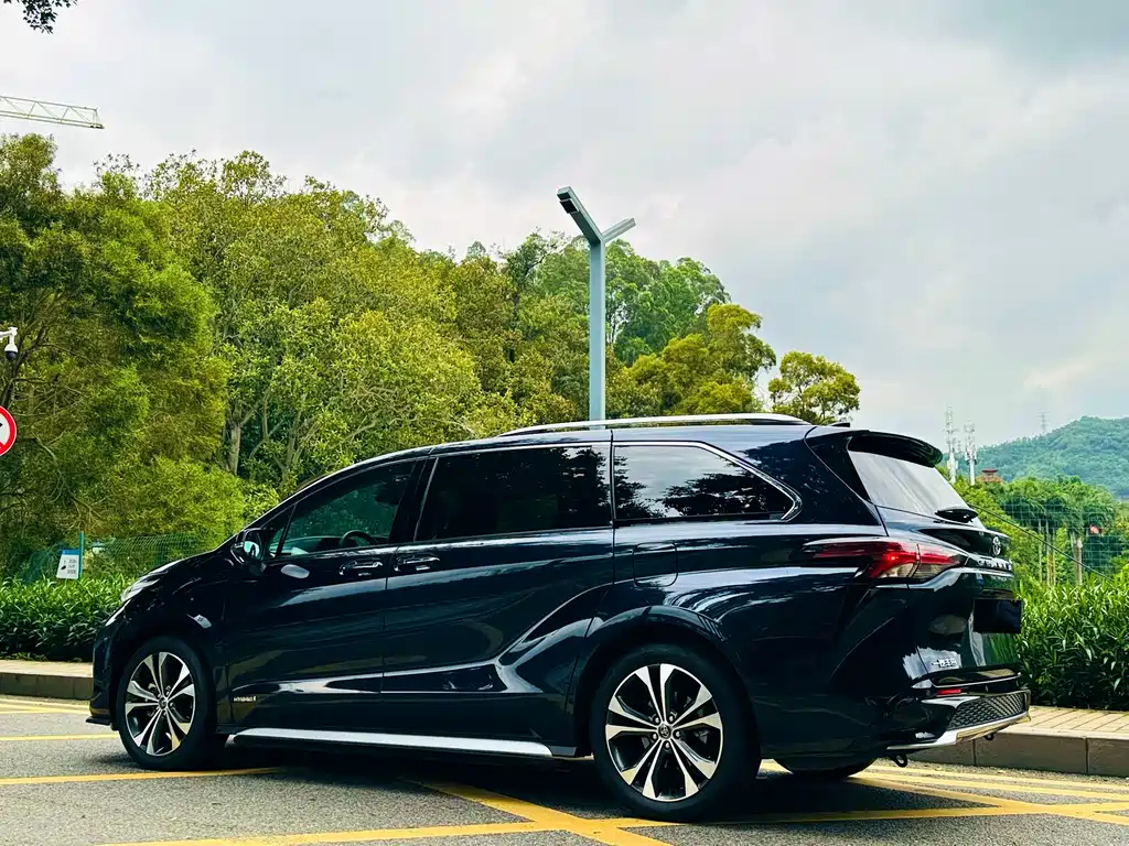 TOYOTA GRANVIA 2023