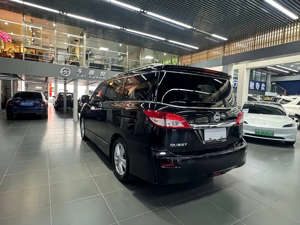 NISSAN QUEST 2017