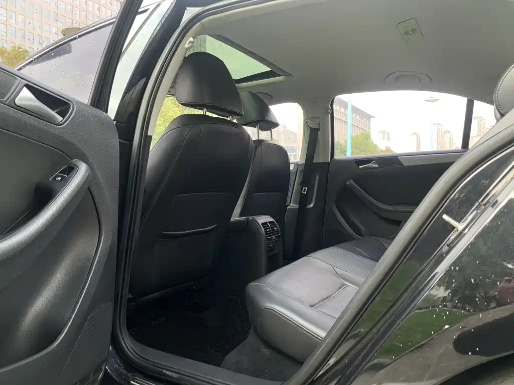 VOLKSWAGEN SAGITAR 2015
