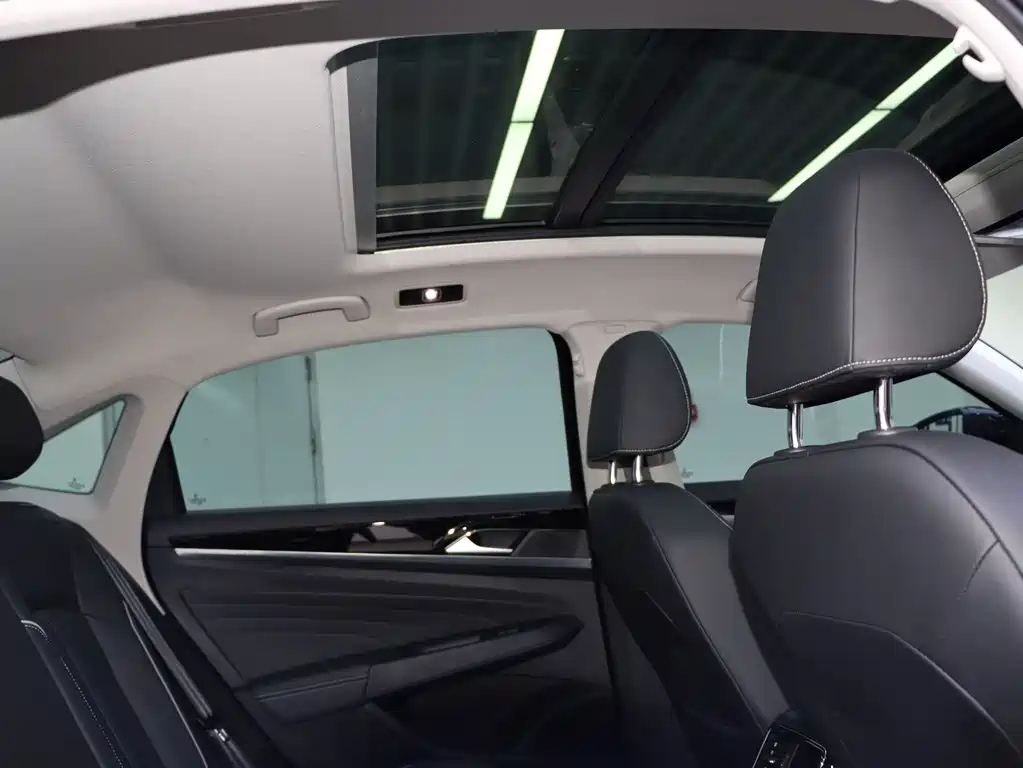 VOLKSWAGEN PASSAT 2024