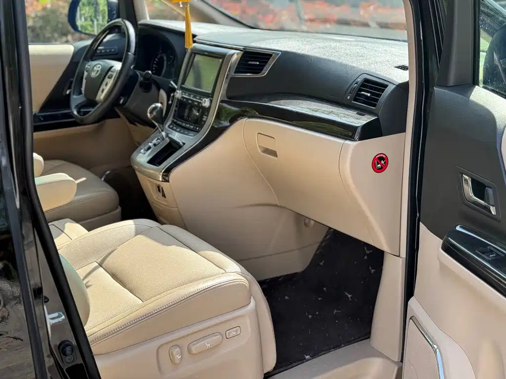 TOYOTA ALPHARD 2012