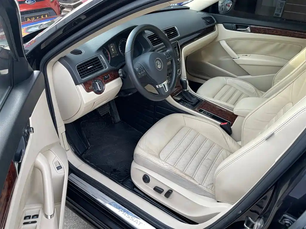 VOLKSWAGEN PASSAT 2012