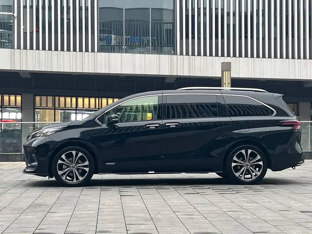 TOYOTA GRANVIA 2023